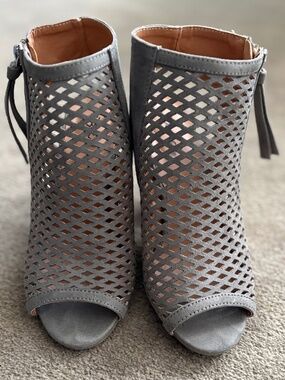 Qupid Peep Toe Bootie Size 5.5 Perforated Zipper Sage Green